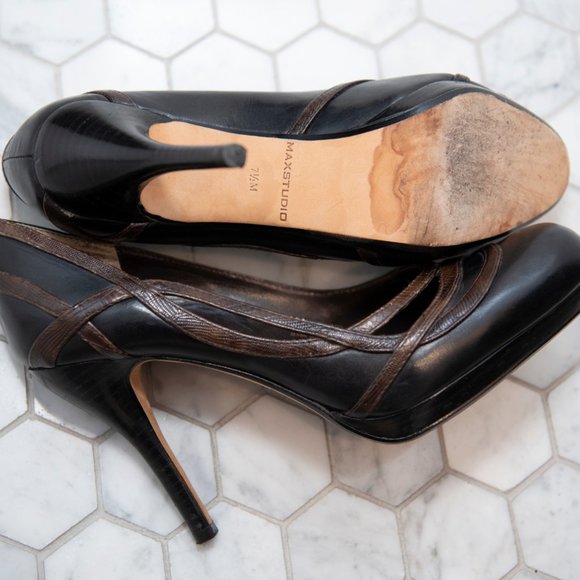 Max Studio black and brown pump with cut out detail - Picture 5 of 5